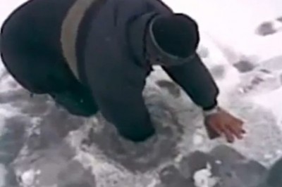 Ten gość zawstydziłby niejednego wędkarza. On nie potrzebuje wędki