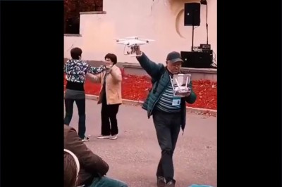 Mistrzowski przelot dronem nad publiką. Rozwalił system