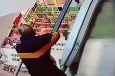 Dlaczego lepiej uważać jak się stoi przy ruchomych schodach 