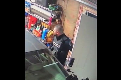 Policjant przyłapany na niszczeniu auta w garażu podczas przeszukania