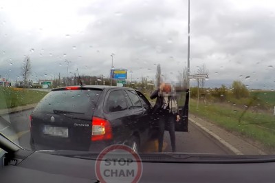 Walka o pas na rondzie w Szczecinie zakończona kolizją