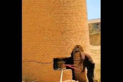 Tak się wyburza komin za pomocą podnośnika kolejowego