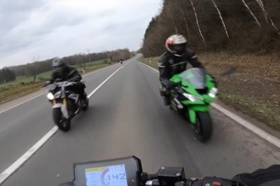 Motocyklami jechali w trzech na czołówkę. Wszystko nagrali