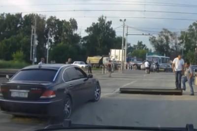 BMW kontra zapora na drodze. Szybka kara za bezmyślność