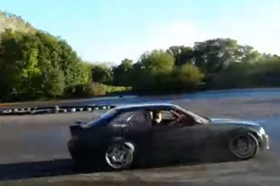 Szybka kara dla gościa za wbiegnięcie na plac podczas driftu 