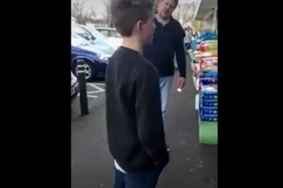 Ojciec daje lekcje synowi, który obraził ludzi w sklepie
