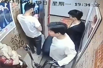 Elektryczny skuter zapala się w windzie. Nagranie z monitoringu 