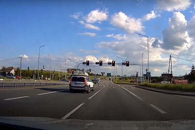 80-latek wjechał Volvo na czerwonym świetle i dachował - Podwarpie