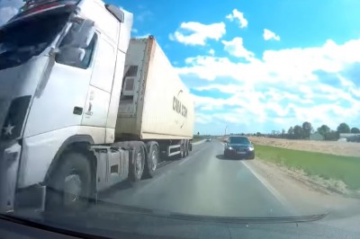 Pirat drogowy leci na czołówkę. Nagranie z wideorejestratora