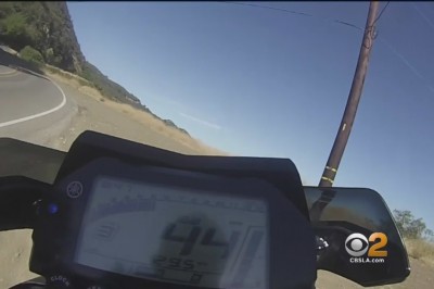 Lot motocyklem ze zbocza po nieudanym wejściu w zakręt przy 100 km/h