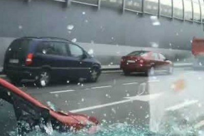 Po policję dzwoń Wiesiek. Wyskoczyła przez okno po kolizji