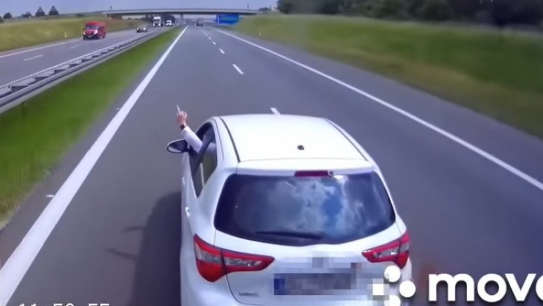 Przedstawiciel handlowy wyhamowuje ciężarówkę na autostradzie