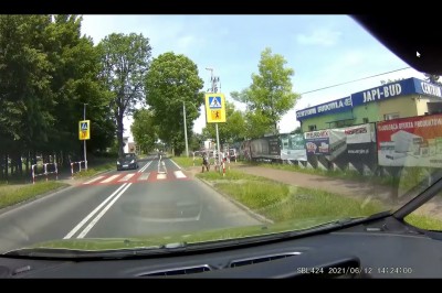 Kierowca BMW wyprzedzał na pasach. O mało nie potrącił dziecka