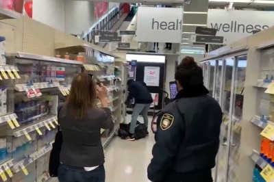 Ochroniarz w sklepie kontra typ ładujący towar do worka 