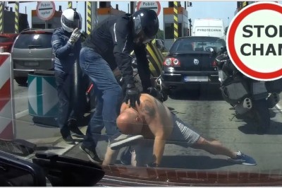 Motocyklista i kierowca osobówki wyskoczyli do siebie z łapami na A4