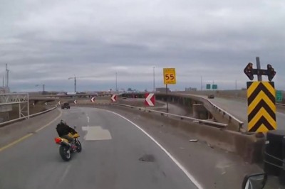 Kiedy jesteś mistrzem prostej na motocyklu, ale musisz wejść w zakręt 