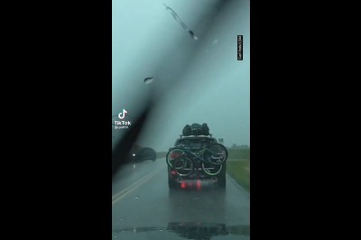 Niezwykłe nagranie uderzenia pioruna w auto podczas jazdy 