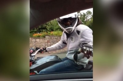 Motocyklista i jego próba upomnienia kierowcy auta