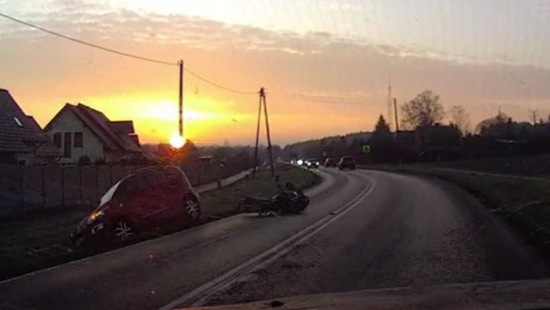 Motocyklista kontra auto na łuku drogi. To jest dopiero fart