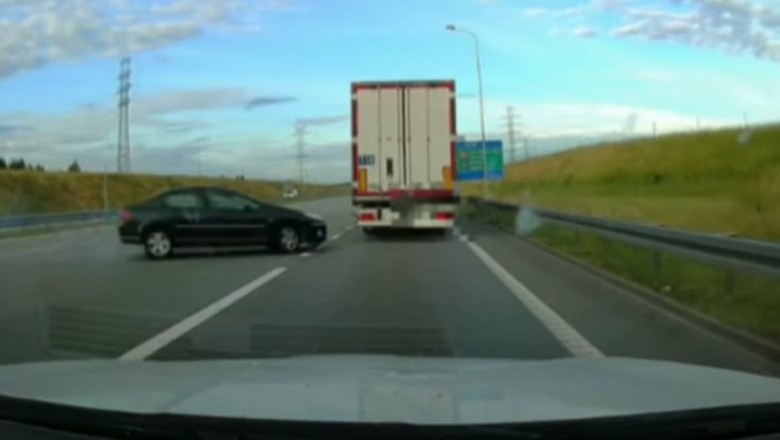 Z auta wyleciał silnik. Nagranie z wypadku na autostradzie A1