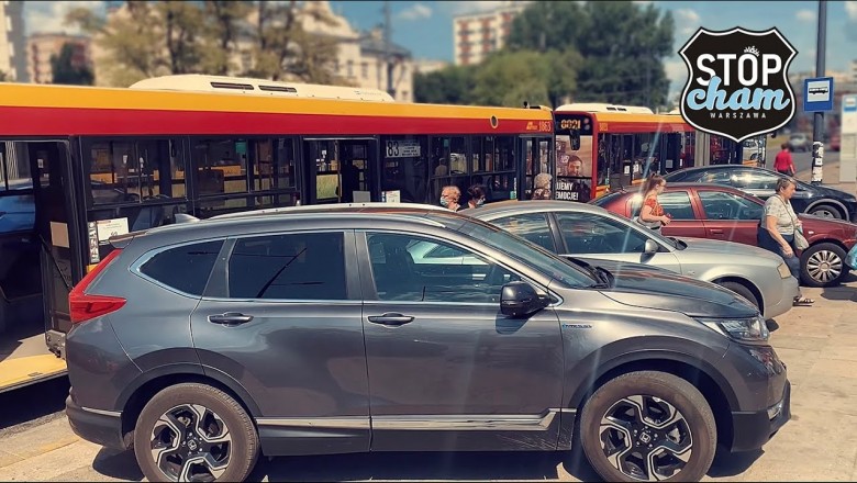 Parkowanie na przystanku w Warszawie. Dla niektórych to nie problem 