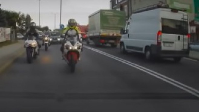 Poważny wypadek motocyklisty na prostej drodze. Nagranie w Miejscu Piastowym 