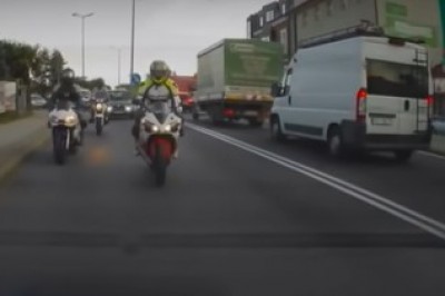 Poważny wypadek motocyklisty na prostej drodze. Nagranie w Miejscu Piastowym 