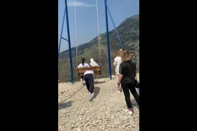 Dwie pechowe turystki na huśtawce nad przepaścią
