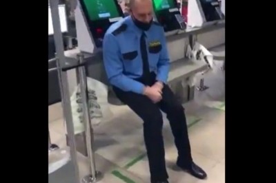 Ochroniarz śpi w sklepie w czasie pracy. Trafił na niego żartowiś