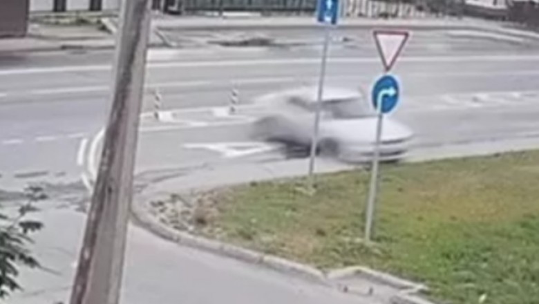 Uciekał przed policją. Przeciął auto na pół na latarni 