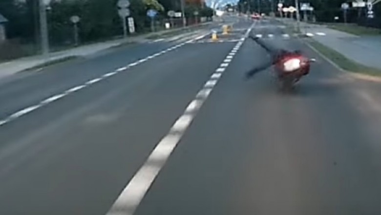 Skasował motocykl, bo wyprzedzał przed wysepką. Nagranie z Radomia 