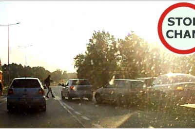 Zlot trzech mistrzów kierownicy na przejściu dla pieszych