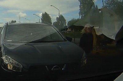 Kobieta wyskoczyła z auta i pluła na kierowcę, bo jej nie ustąpił