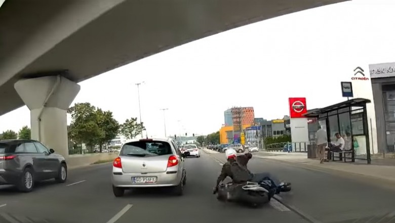 Zamiast sprzęgła nacisnął hamulec. Nagranie z potrącenia motocyklisty