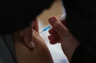 Nie zaszczepiłeś się, nie wyjdziesz z domu. Zaczynają wprowadzać mocne restrykcje 