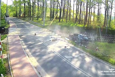 Przy 130 km/h wjechał w słup na przejeździe kolejowym w Żabieńcu
