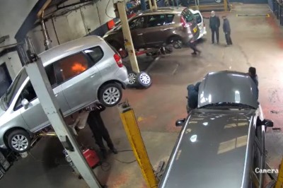 Miał pospawać auto klienta, a puścił je z dymem