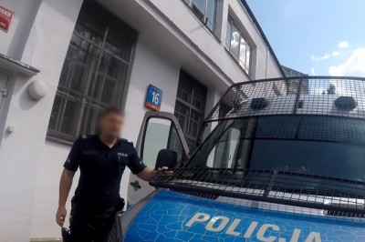 Ziomek konkretnie ciśnie źle parkującym policjantom 