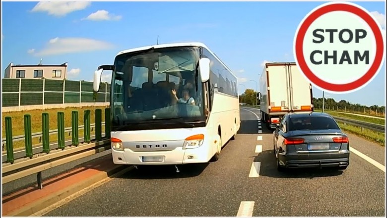 O krok od zderzenia autokarów z TIRem. Wjechali pod prąd na DK50