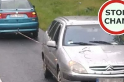 Mistrzowie w akcji. Holowanie auta tyłem na krajowej drodze