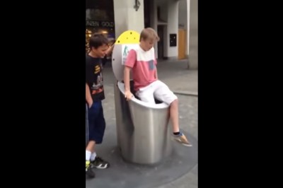 Młody chciał być zabawny i wlazł do śmietnika. Wszyscy mocno się zdziwili 