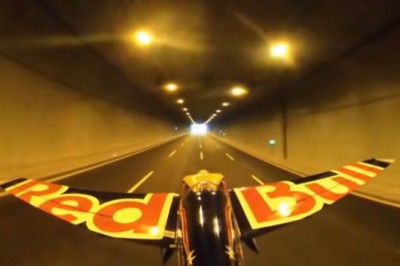 Przelot samolotem 245 km/h przez tunel. Niesamowity wyczyn Red Bulla