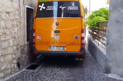 Jazda autobusem po wąskiej uliczce. Gość ma  mega wyczucie 