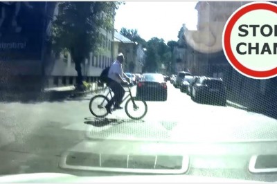 Gość na rowerze, który myśli, że jest chyba nieśmiertelny 