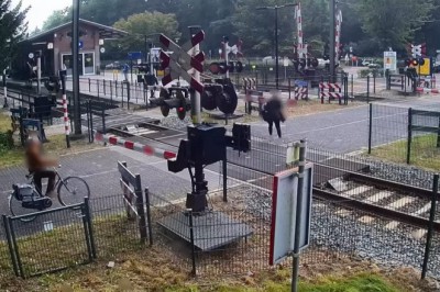 Kobieta kontra pociąg na przejeździe kolejowym