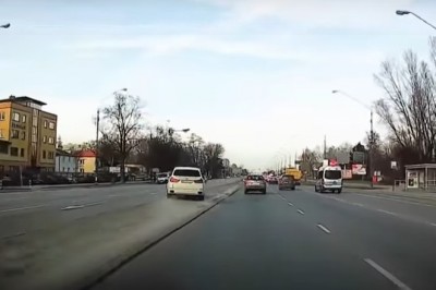 Jazda pod prąd na oczach policji. Kierowcę BMW mocno poniosło 