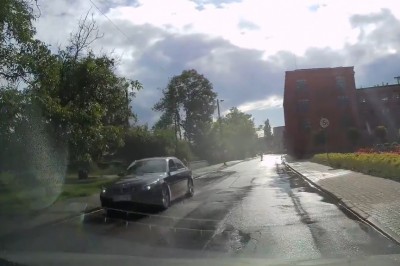 Kierowca BMW uciekł po ochlapaniu dwójki dorosłych i dziecka