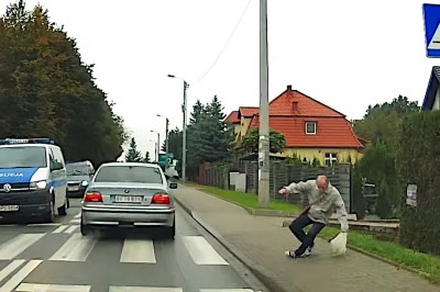 Ucieczka po potrąceniu pieszego na pasach na oczach policji 