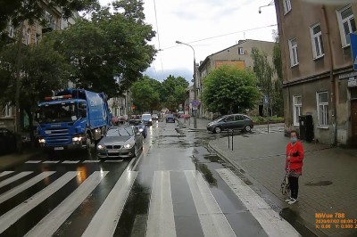 Iść czy nie iść? Kobieta i jej rozkmina na pasach w Lublinie