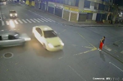  Auta ominęły ją o centymetry. To się nazywa mieć szczęście